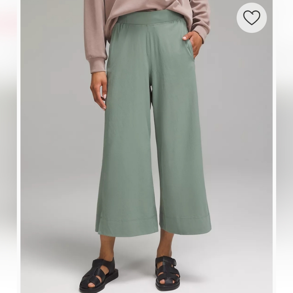 NWT lululemon Stretch Woven High-Rise Wide-Leg Cropped Pant, Green, Size M